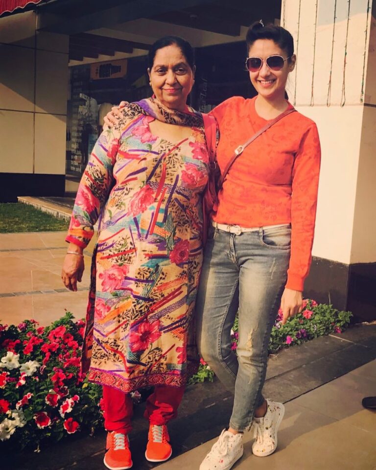 Gurleen Chopra Instagram - Dear Mom,,,I want to see you much more happier, smiling day in day out praying for your greater health & happiness & the day is nearer when u would be much more proud of your little girl o,,👩‍👧👩‍👧👩‍👧👩‍👧👩‍👧⭐️⭐️⭐️⭐️⭐️ happy Mother's Day to all of you 🤷‍♀️🤷‍♀️🤷‍♀️🤷‍♀️🤷‍♀️🤷‍♀️GC