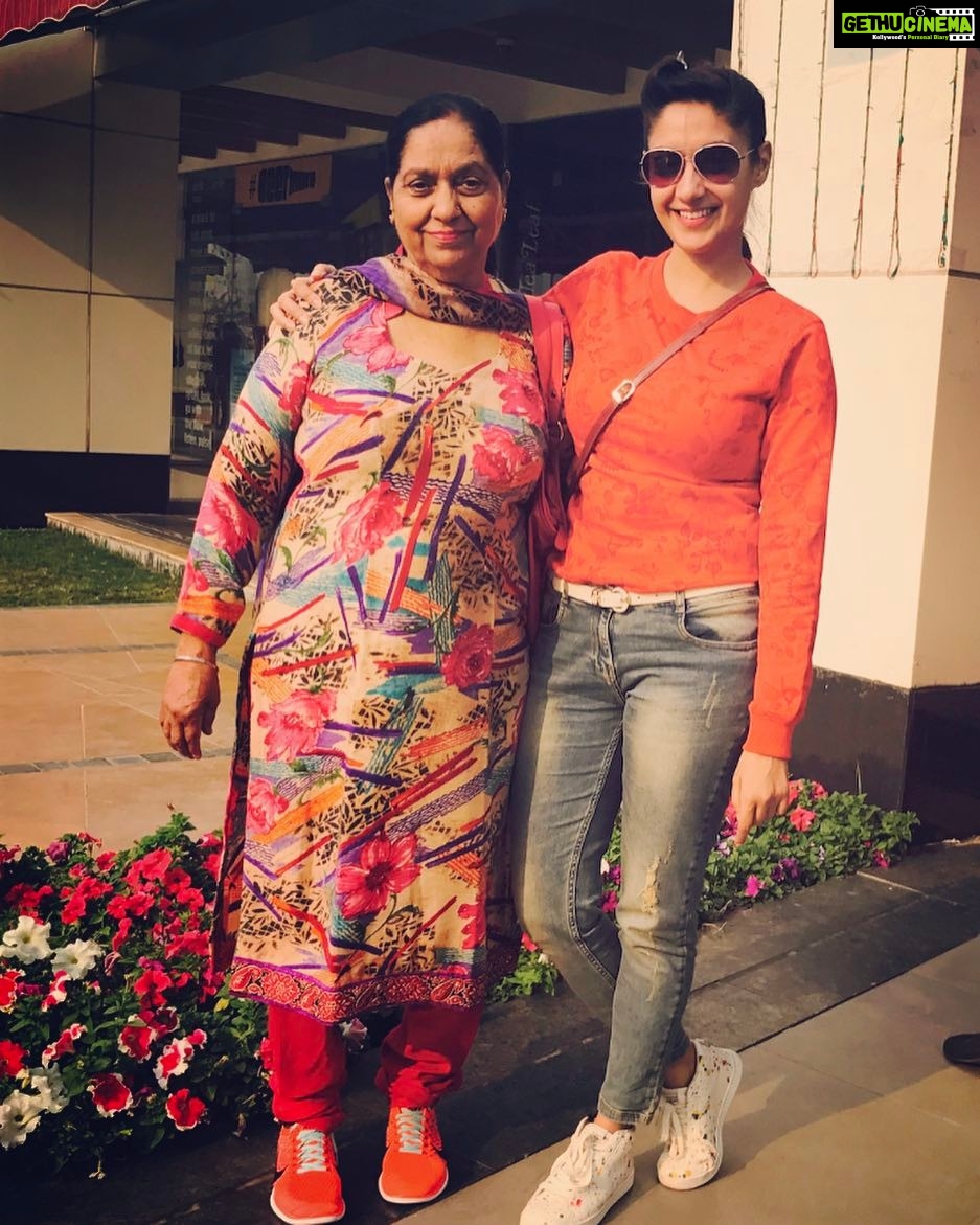 Gurleen Chopra Instagram - Dear Mom,,,I want to see you much more happier, smiling day in day out praying for your greater health & happiness & the day is nearer when u would be much more proud of your little girl o,,๐ฉโ๐ง๐ฉโ๐ง๐ฉโ๐ง๐ฉโ๐ง๐ฉโ๐งโญ๏ธโญ๏ธโญ๏ธโญ๏ธโญ๏ธ happy Mother's Day to all of you ๐คทโโ๏ธ๐คทโโ๏ธ๐คทโโ๏ธ๐คทโโ๏ธ๐คทโโ๏ธ๐คทโโ๏ธGC