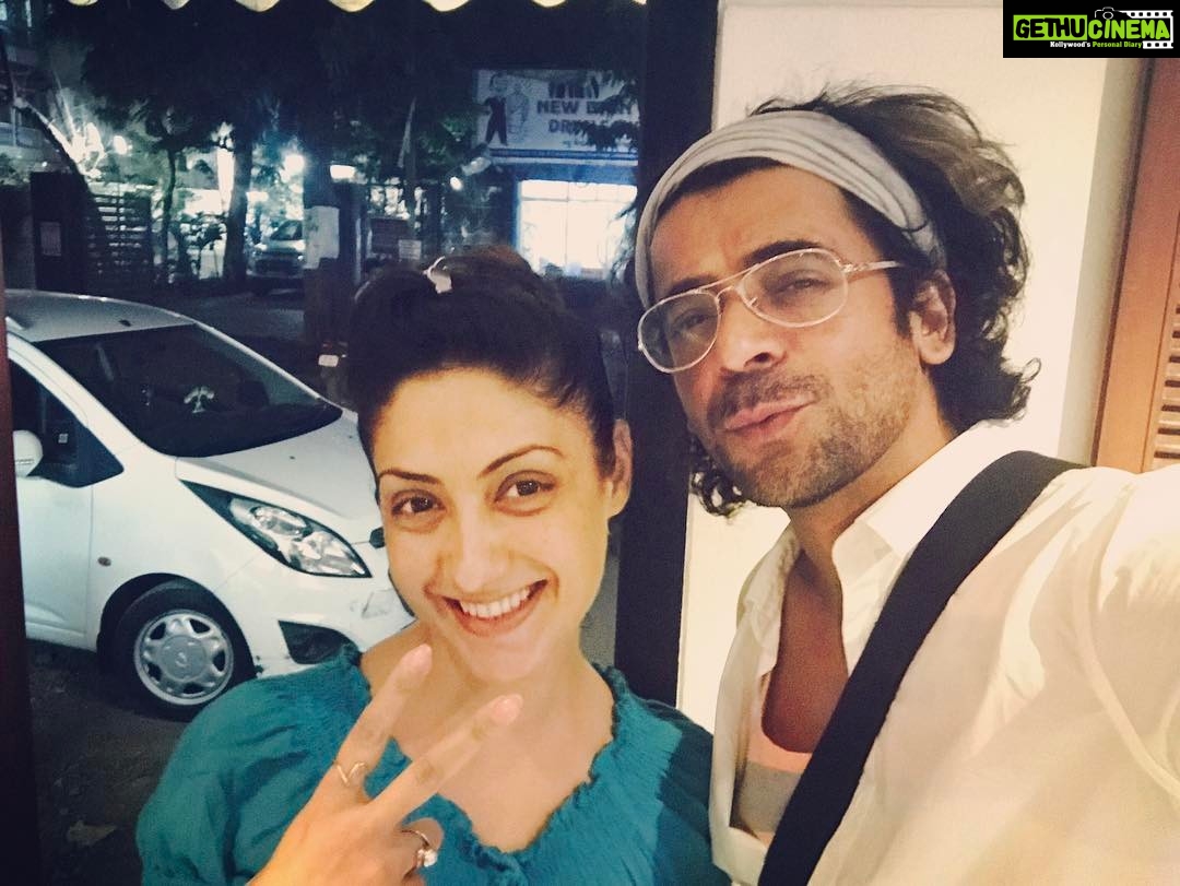 Gurleen Chopra Instagram - A Chance encounter with the great acting talent, mine n millions' favourite... meet the killer comedian mashhoor gulati aka Sunil Grover... positive atmosphere.....⭐️⭐️⭐️⭐️⭐️