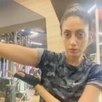 Gurleen Chopra Instagram – TRICEPS DO 10-15 REP EACH SET FOR FLABBY ARMS 🤷🏼‍♀️💃