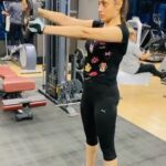 Gurleen Chopra Instagram – TUESDAY SHOULDERS WORKOUT 🏋️‍♀️ DO 10-15 REPETITIONS OF EACH SET TO MAKE YOUR SHOULDERS STRONG & TONED GIRLS 💃🏋️‍♀️… Waves Gym