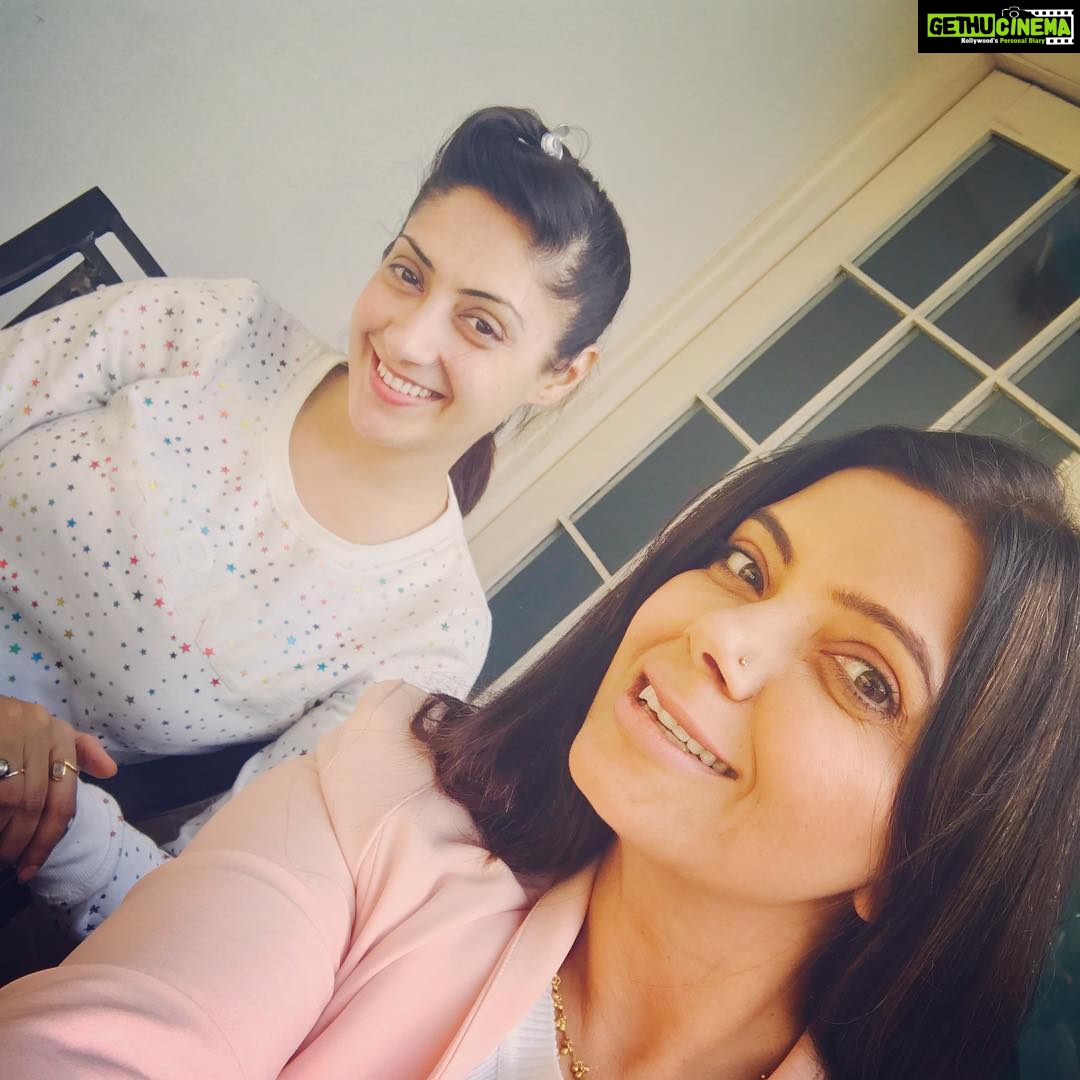 Gurleen Chopra Instagram - Take out time to meet ur dear ones #newyearbegining🎄🎉 Willow Cafe