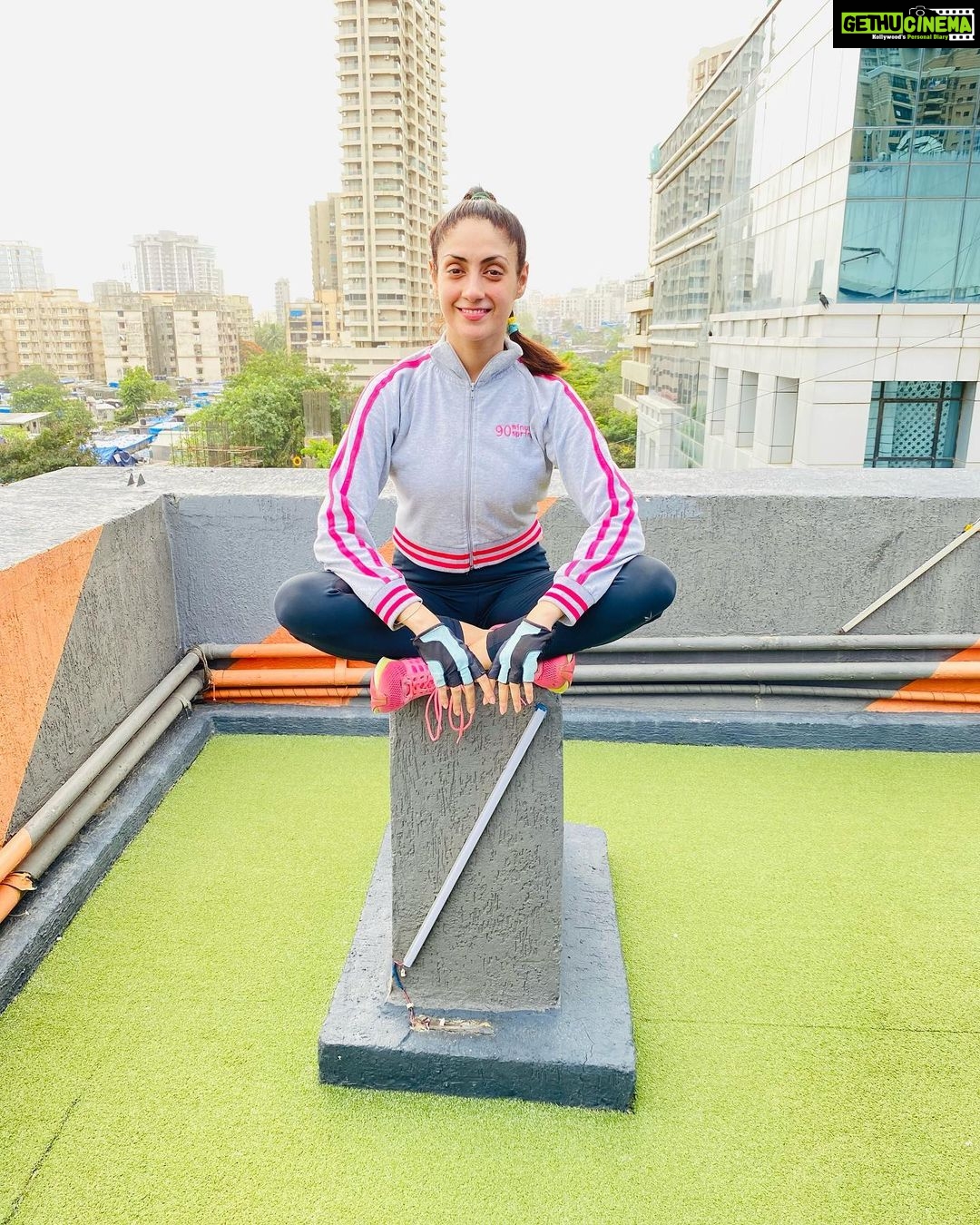 Gurleen Chopra Instagram - ਫੁਰਸਤ ਵਿੱਚ ਇਕੱਲਾ ਹੱਸਣਾ ਦਿਲ ਦੀ ਗੱਲ ਦਿਲ ਨੂੰ ਦੱਸਣਾ,, ਧਰਤੀ ਤੋਂ ਅੰਬਰ ਤੱਕ ਮੇਰੀ ਉਡਾਣ ਹੈ ਮੇਰੀ ਸਾਦਗੀ ਹੀ ਮੇਰੀ ਪਹਿਚਾਣ ਹੈ,, ❤️💃🏋️♀️… ( NO FILTER NO MAKEUP CLICKED JUST AFTER GYM )