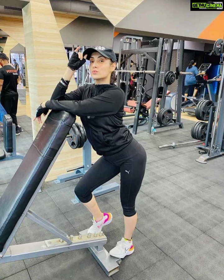 Gurleen Chopra Instagram - WORK HARD & BE PROUD 🦵 DAY 🏋️♀️… Waves Gym
