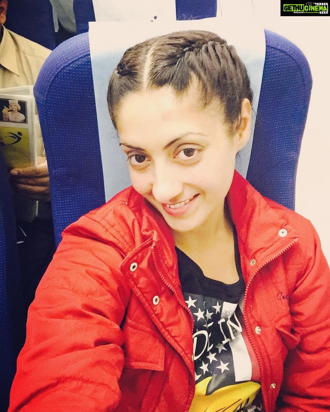 Gurleen Chopra Instagram - Early mng flight to Delhi 😴😴😴😴😴 lagda neend ch he ja Rahi a