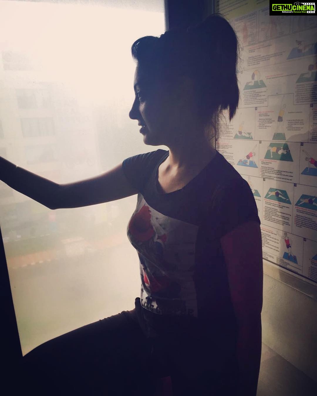 Gurleen Chopra Instagram - Wht a view bahar barish Ho rai hai gym de Bahut acha lagda Dekh k barish nu .....