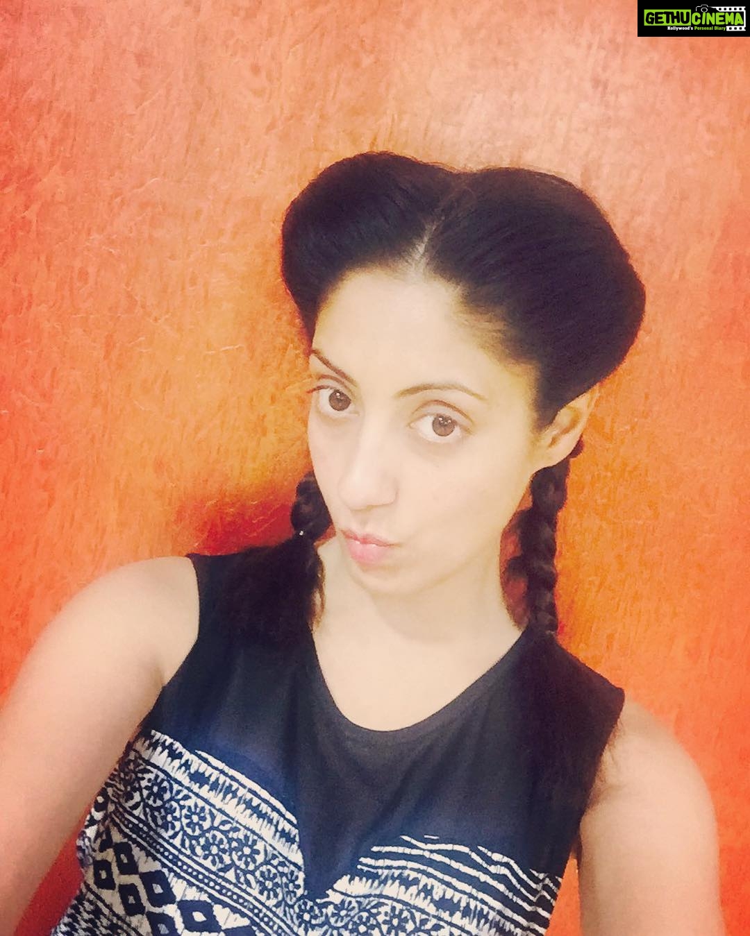 Gurleen Chopra Instagram - Maye Meriya nee mainu barha chaa ,, do gutta kar Meriya ,,,,,, kaash main vapis school time ch chale Javan jithe kadi koi tension nai c hundi sivaye parhan to .....I miss all my school friends love u all guys tusi jithe v Ho duniya ch ππΌππΌππΌππΌππΌ (new look for new movie) .....