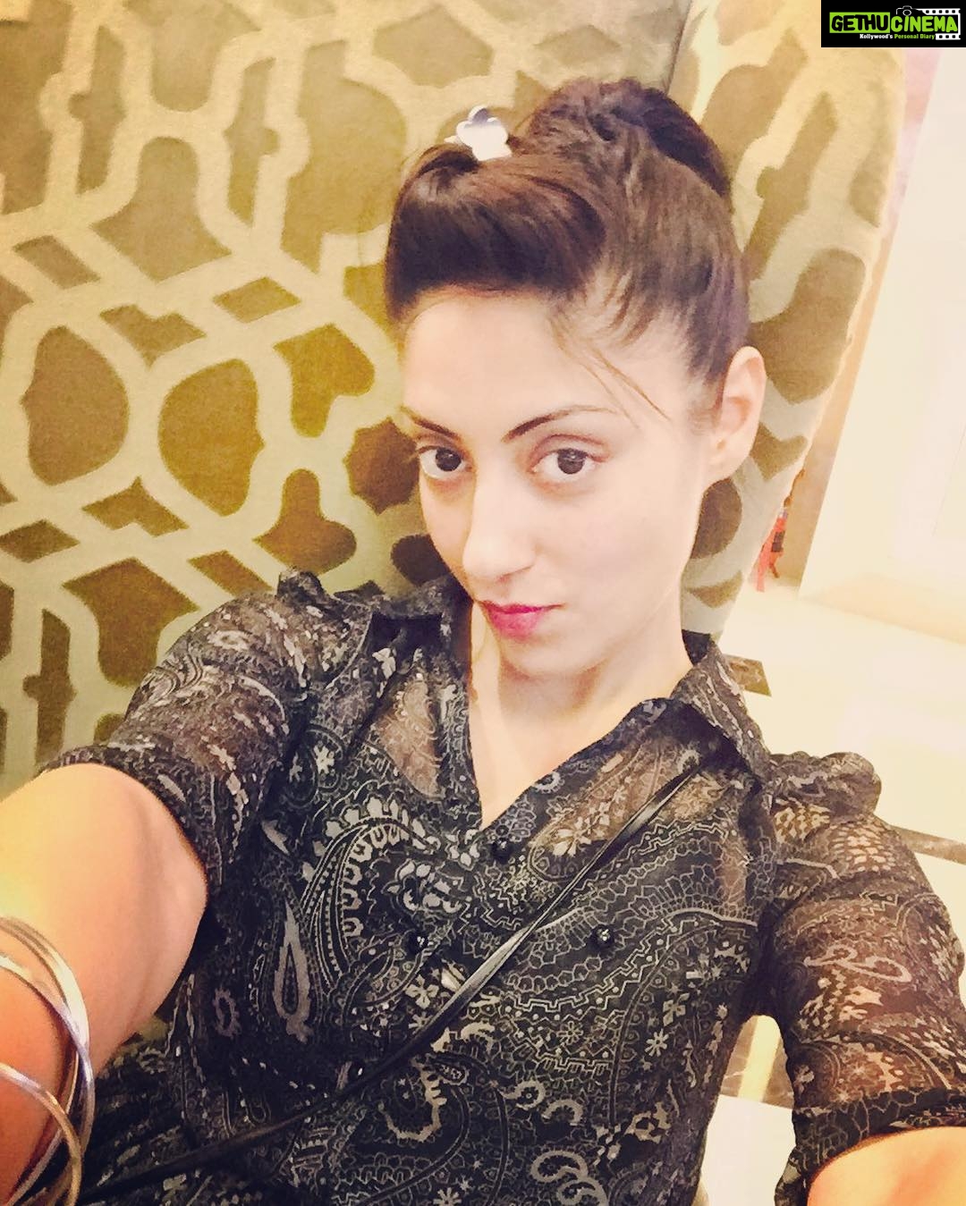 Gurleen Chopra Instagram - It's really fun watching movie ALONE.......
