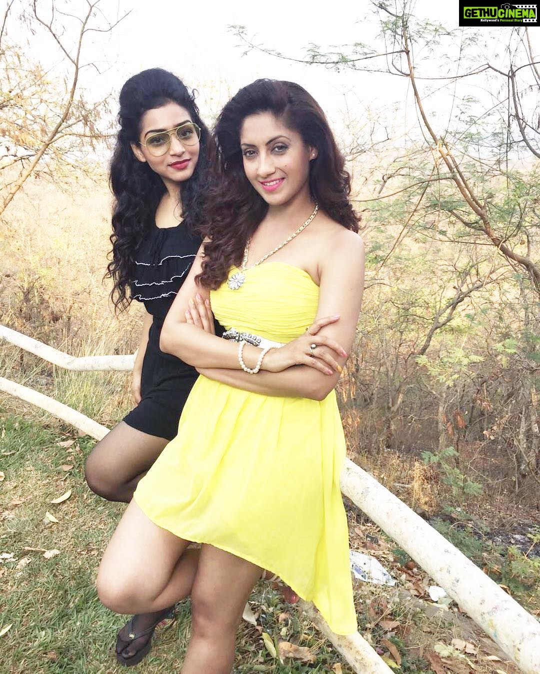 Gurleen Chopra Instagram - Gudmng every1.... Movie dekhna te movie nu bannde hoye dekhna Bahut farak hunda,,, it needs soo much patience,,Kinna acha lagda jado tuade friends tuade well wisher tuade set te aun te tuada kam dekhan how you do soo much hard work,,feel soo gud to have u on my ASHLEY movie set @sony_johari baby 😘😘 my BFF ❤️❤️❤️ Film city road, Goregaon east, Mumbai, Maharashtra, India