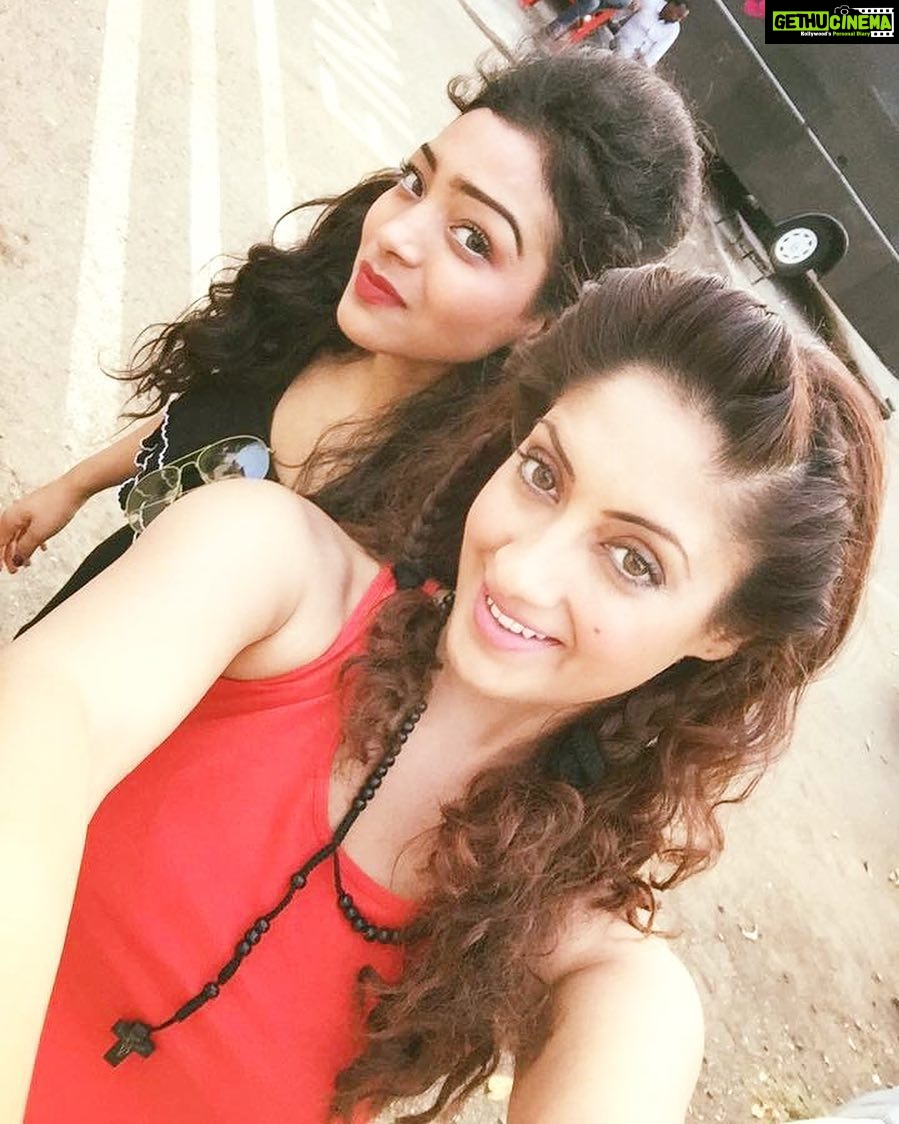 Gurleen Chopra Instagram - Gudmng every1.... Movie dekhna te movie nu bannde hoye dekhna Bahut farak hunda,,, it needs soo much patience,,Kinna acha lagda jado tuade friends tuade well wisher tuade set te aun te tuada kam dekhan how you do soo much hard work,,feel soo gud to have u on my ASHLEY movie set @sony_johari 😘😘 my BFF ❤️❤️❤️ Film city road, Goregaon east, Mumbai, Maharashtra, India