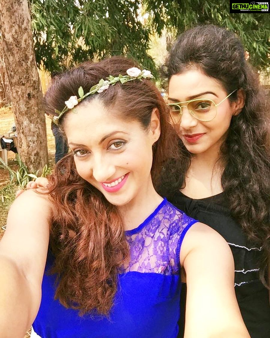 Gurleen Chopra Instagram - Gudmng every1.... Movie dekhna te movie nu bannde hoye dekhna Bahut farak hunda,,, it needs soo much patience,,Kinna acha lagda jado tuade friends tuade well wisher tuade set te aun te tuada kam dekhan how you do soo much hard work,,feel soo gud to have u on my ASHLEY movie set baby @sony_johari my BFF ❤️❤️❤️ Film city road, Goregaon east, Mumbai, Maharashtra, India