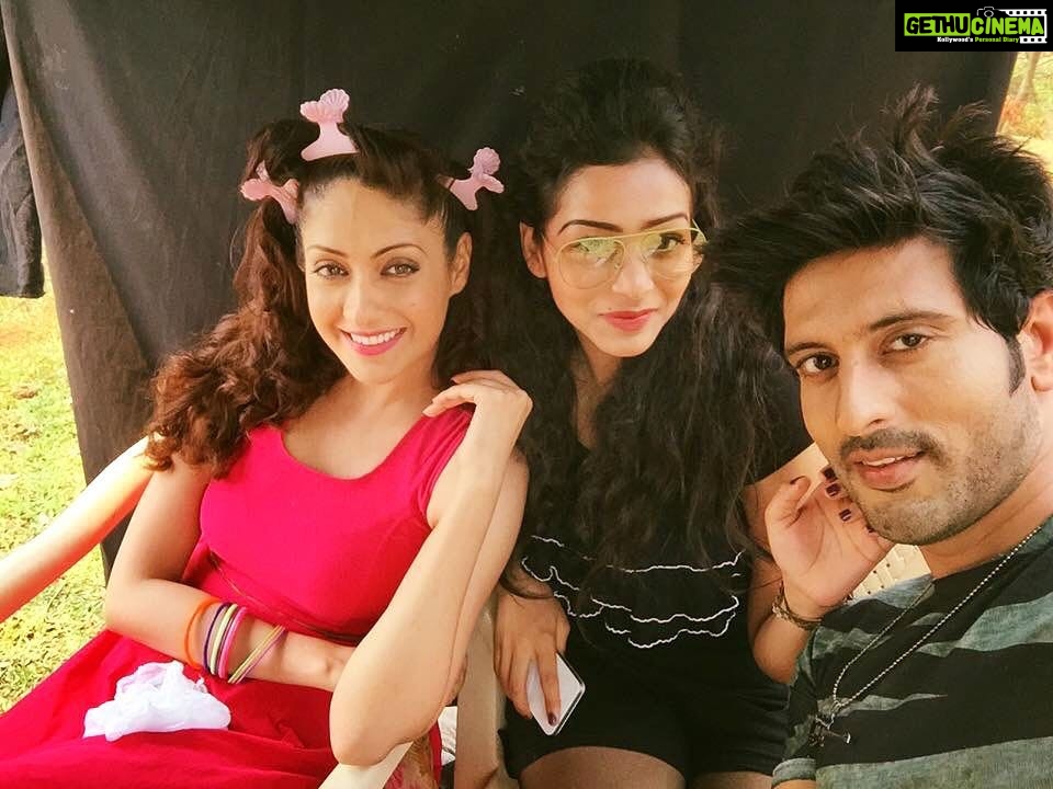Gurleen Chopra Instagram - Gudmng every1.... Movie dekhna te movie nu bannde hoye dekhna Bahut farak hunda,,, it needs soo much patience,,Kinna acha lagda jado tuade friends tuade well wisher tuade set te aun te tuada kam dekhan how you do soo much hard work,,feel soo gud to have u on my ASHLEY movie set baby @sony_johari my BFF ❤️❤️❤️ Film city road, Goregaon east, Mumbai, Maharashtra, India