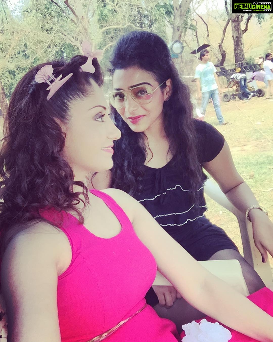 Gurleen Chopra Instagram - Gudmng every1.... Movie dekhna te movie nu bannde hoye dekhna Bahut farak hunda,,, it needs soo much patience,,Kinna acha lagda jado tuade friends tuade well wisher tuade set te aun te tuada kam dekhan how you do soo much hard work,,feel soo gud to have u on my ASHLEY movie set baby @sony_johari my BFF 😘😘 Filmcity Mumbai