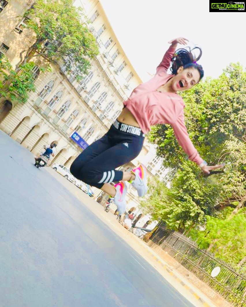 Gurleen Chopra Instagram - ABB BUS APP HAUNSLE KI UDAAN DEKHNA HUM VO PARINDE HAI JO PINJARA LE UDEENGE 🦅 ….( WAIT & WATCH ) Kala Ghoda, Fort