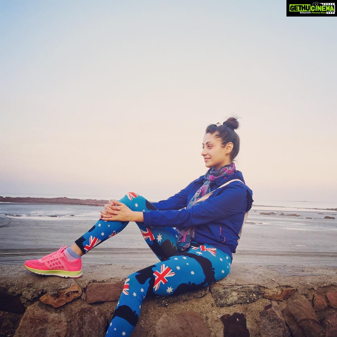 Gurleen Chopra Instagram - Gudmng from beach......shooting shooting shooting ⭐️⭐️⭐️⭐️⭐️