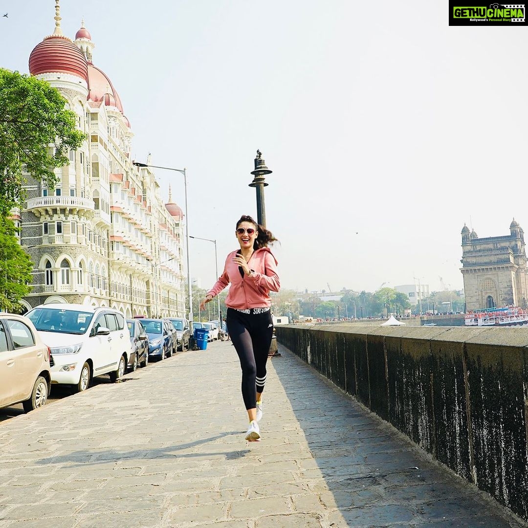 Gurleen Chopra Instagram - ONE RUN CAN CHANGE YOUR DAY MANY RUNS CAN CHANGE YOUR LIFE 🏃🏼♀️ … Taj Hotel, Gateway of India