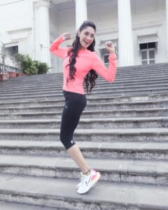 Gurleen Chopra Instagram - JAISE TUMHARI NAZAR HAI VAISE HE DUNIYA NAZAR ATTI HAI ( ME 49KG WEIGHT ) FITNESS IS 80% UR DIET 🍱 20% EXCERCISE WORKOUT 🏋️‍♂️ ... Asian Library.kala Ghoda