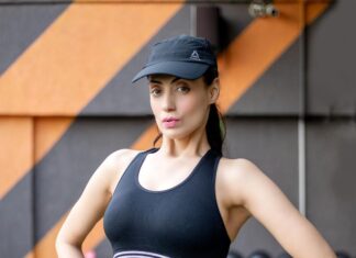 Gurleen Chopra Instagram - TUADI LIFE HAMESHA 2 TARAH DE LOG AUNDE 1 OH JO TUANU BARBAAD KAR K JANDE A TE DOOJE JO TUANU KUCH BNA DINDE A MERI ISS LOOK TE ISS BODY DE PICHE V IK AISA FARISHTA HAI WAQT AUN TO LE K AUNGI OHNU SAAMNE LOVE U ISS JANAM LAI KHAREED LIYA MAINU TUSI ❤️💋🤟🏻...