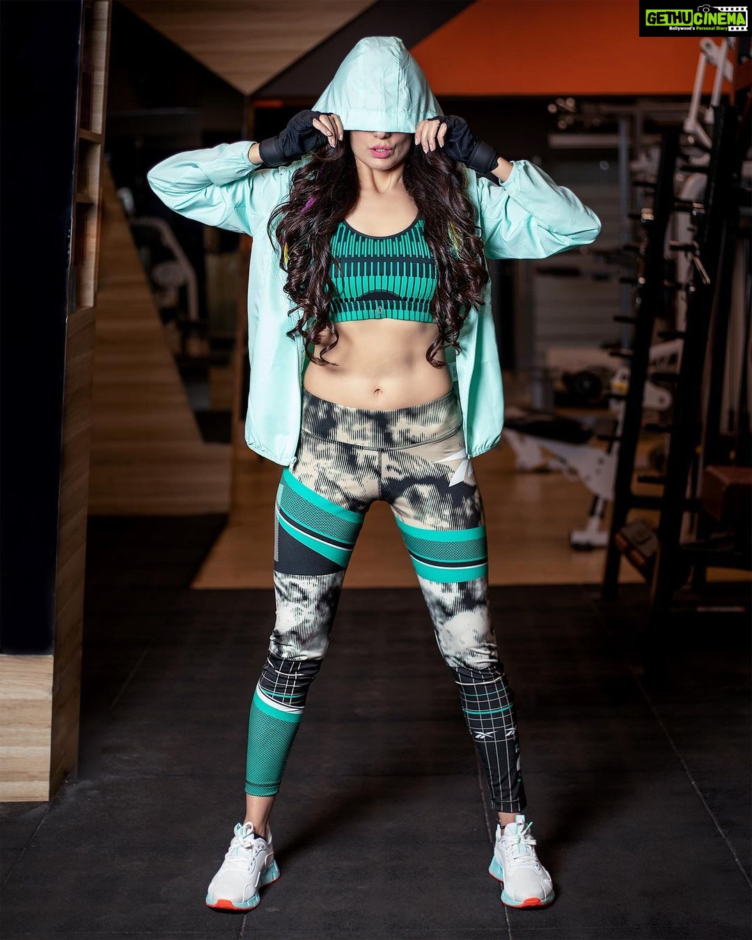 Gurleen Chopra Instagram - WHERE THERE IS A WOMAN THERE IS MAGIC 🪄 ( HAPPY WOMEN,S DAY EVERYONE ) ... . . . . . #igurleenchopra #koimoi #santabanta #fitfemalesclub #fitnessmotivation #fitness #mumbai #bollywood #bollywoodfashion #bollywoodmovies #bollywoodactress #gymshoot #reebok #fitnessfreak #sexybody #fitbody #healthybody #life #love #music #journey #transformation #hotgirl #fitgirl # Waves Gym