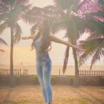 Gurleen Chopra Instagram - AMBERA TO DOOR KOI AISA SANSAAR HOYE 🌌 CHAL OTHE UDD CHALIYE JITHE PYAR HE PYAR HOYE ❤️💋🤟🏻 ... CUTE MICKEYYYYY IS IN ❤️ Beach house mudeford