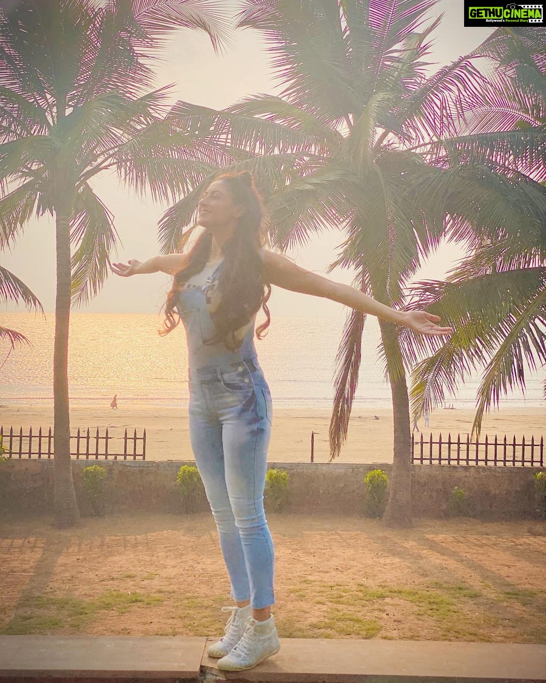 Gurleen Chopra Instagram - AMBERA TO DOOR KOI AISA SANSAAR HOYE 🌌 CHAL OTHE UDD CHALIYE JITHE PYAR HE PYAR HOYE ❤️💋🤟🏻 ... CUTE MICKEYYYYY IS IN ❤️ Beach house mudeford