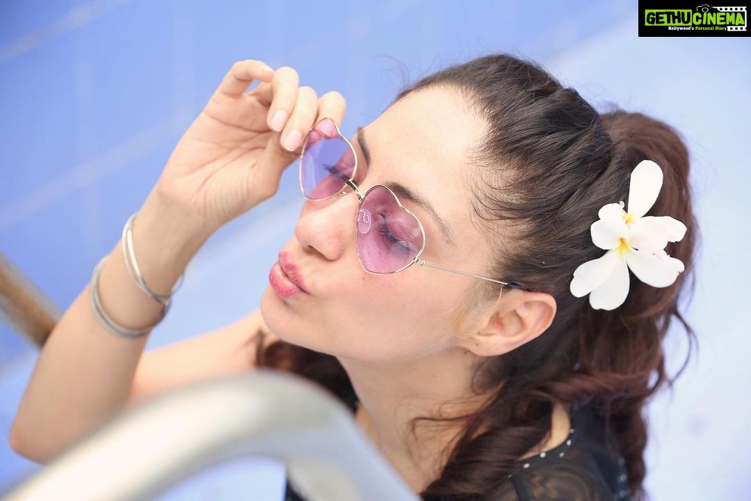 Gurleen Chopra Instagram - CHALLENGE NA KAR MITRA NU MILNI NAHI RIHAAI,,, PTA NAHI LAGNA TU ZINDAGI DE VICH AYIII K NAHI AYIII ( KADE V PYAR KARN VALIYA NU LIGHT NA LIYA KARO J OH CHADAN TE AUNDE A MURH K NAHI DEKHDE 🤟🏻❤️💋 )