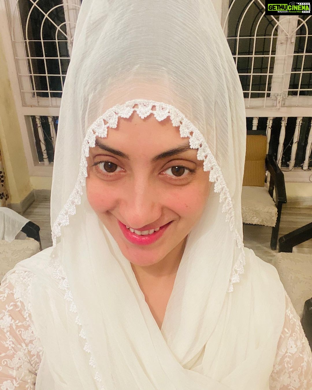 Gurleen Chopra Instagram - AJJ DE DIN MAIN BABA JI TO ALAG HO KE ISS DUNIYA TE AI C .... AJJ DE DIN AHI WISH KARDI A MERE TO KADE KISSE DA BURA NA HOYE JINNA HO SAKE SAB DA ACHA KARA TE APNI LIFE JOURNEY POORI KAR K VAPIS BABA JI KOL CHALE JAVAN 🙏🏻🙏🏻 TE OTHE BETH K BUS PATH KRA FER KADE DUNIYA TE NA AVAN 🙏🏻🙏🏻 ...