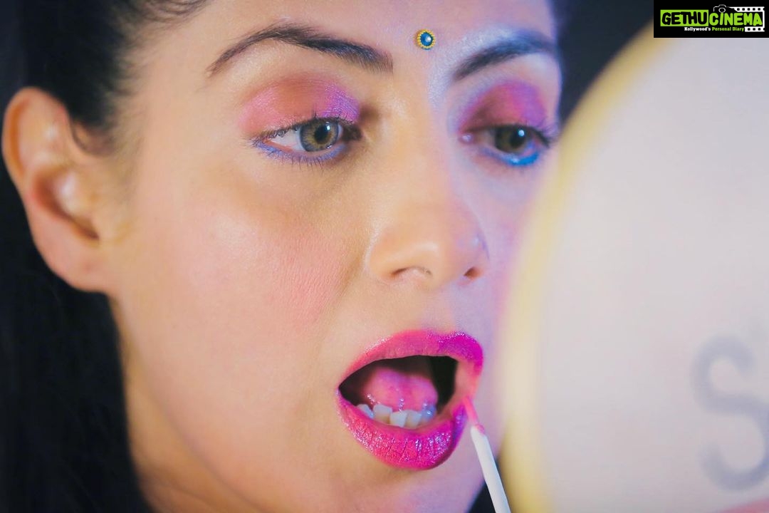 Gurleen Chopra Instagram - AAINE K SOU TUKRE KAR K HUMNE DEKHE HAI EK MEIN BHI TANHA THE SAU MEIN BHI AKELE HAIN 🤷🏼♀️ ( REAL LIFE CH MAIN BILKUL MAKE UP NAHI KARDI SHOOT CH KARNA PEHNDA ROLE DE HISAAB NAL 🤷🏼♀️ )