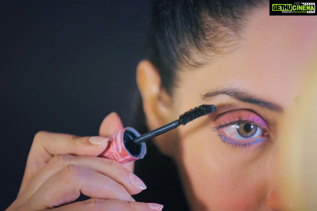 Gurleen Chopra Instagram - EHNA ANKHIAN CH PAVAN KIVE KAJLA VE, ANKHIAN CH TU VASDA ❤️ ... ( MAKE UP KARNA V 1 ART A KAUN KAUN MAKEUP SIKHNA CHAUNDA ? )