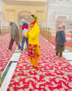 Gurleen Chopra Instagram - BDAY TE NEW YEAR HAMAESHA BABA JI NAL START KARNA CHAIDA KYU KI OHI MAINU SAB KUCH DINDA 🙏🏻🙏🏻 ... ( SO KYU VISARE JINN SAB KICH DIYA 🙏🏻🙏🏻 ) .... Sri Harmandir Sahib, Sri Amritsar - www.sgpc.net