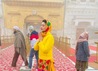 Gurleen Chopra Instagram - BDAY TE NEW YEAR HAMAESHA BABA JI NAL START KARNA CHAIDA KYU KI OHI MAINU SAB KUCH DINDA 🙏🏻🙏🏻 ... ( SO KYU VISARE JINN SAB KICH DIYA 🙏🏻🙏🏻 ) .... Sri Harmandir Sahib, Sri Amritsar - www.sgpc.net