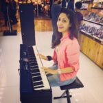 Gurleen Chopra Instagram – ZINDAGI PYAR KA GEET HAI,,, ISSE HAR DIL KO GAANA PADEGA 🎼🎹🎧🎤🎬…