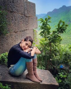 Gurleen Chopra Instagram - Kai Kai vaar ❤️ karda k ehni dooooooor chale Javan,,, jithe na koi mere tak pahunch paye,,, te na kisse tak main 🙇🏼‍♀️ ...