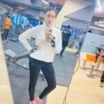 Gurleen Chopra Instagram - BACK TO GYM AFTER 8 MONTHS .... I HAVE REDUCED 1 KG IN THIS LOCKDOWN PERIOD .... THANKYOU BABA JI 🙏🏻 MAINU FIT RAKHAN LAI 🙏🏻 ... Waves Gym