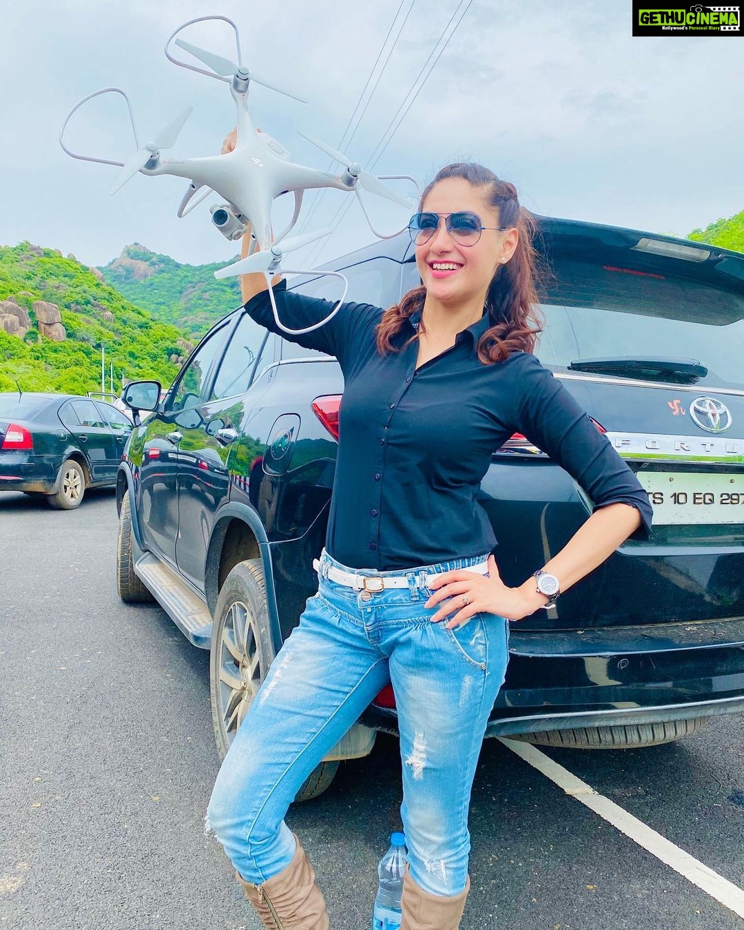 Gurleen Chopra Instagram - Koi dass sakda ki a mere hath ch 🤷🏼♀️ guess kro 💁🏼♀️...