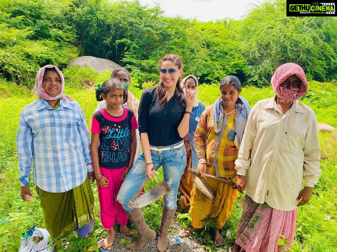 Gurleen Chopra Instagram - Kitte v jao apni ik chaap chad k ao ehna nal pic kra k acha laga bahut ,, Corona ehna gareeba nu nahi hunda is lai ehna nu pyar karo ehna to Daro na ππ» jinna ho sake ehna Di help Karo ππΌββοΈ mainu v kisaani da kam mil sakda βΊοΈ dekho ki hai mere hands ch π³