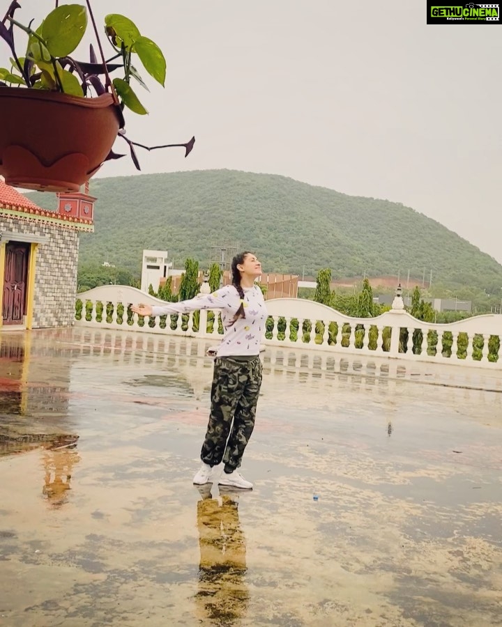 Gurleen Chopra Instagram - I love 💃 dancing in the rain ☔️