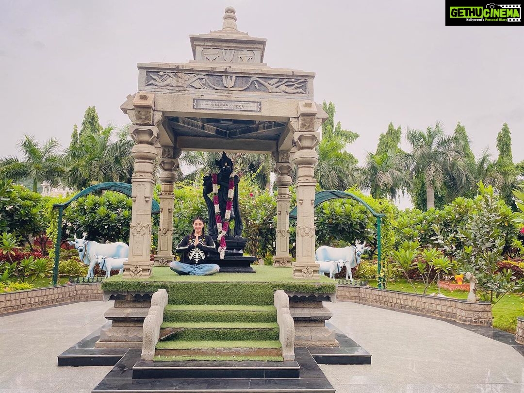 Gurleen Chopra Instagram - Kadi kadi kite door jana chaida jithe siraf shanti hoye ππ» π§ββοΈ jithe Tusi ja k hor jiada glow Karo ππ ππ§ββοΈπ§Ώπ