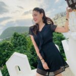 Gurleen Chopra Instagram – Kinni sohni a Kundrat dekho piche aasmaan da rang mountains 🏔 apne app face te khushi a jandi a eh sab dekh k feel Kar k thx baba ji ehni sohni duniya banaun lai 🙏🏻🏔🌟🌈