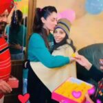 Gurleen Chopra Instagram - Happy bday kanika thankyou for making our 🌍 world beautiful with your prensence baba ji sariya khushia den bahut sara pyaar ❤️❤️🎂🎂🎧🎤🎬🎼🎹🎷🥁🎻💐💐💐💐