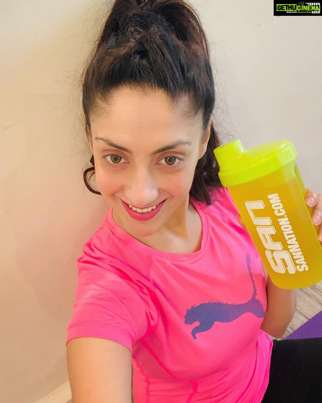 Gurleen Chopra Instagram - Eat Clean Drink Water Stay Active Be Healthy 👯♀️🤷🏼♀️ .... ( Bahar garmi bahut a so plz jinna ho sake paani peo ) Mumbai, Maharashtra