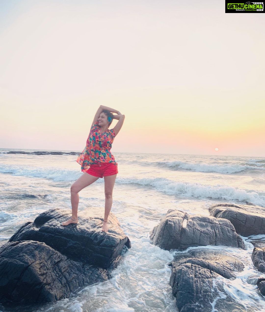 Gurleen Chopra Instagram - Let’s go somewhere where the sun kisses the ocean 🌊 ☀️ Goa Candolim beach