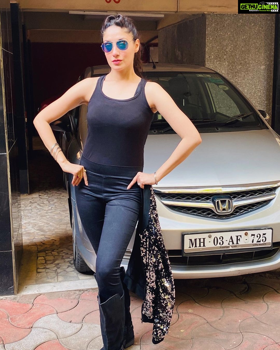 Gurleen Chopra Instagram - Assi kuriyan hai gudiya nahi jo gudeya nal he sohniya lagdia a, assi chiddiyan hai jo apni udaan kaliyan hé Bharna jaandia haan 🦅.... . . . Best lines by @k.aynat
