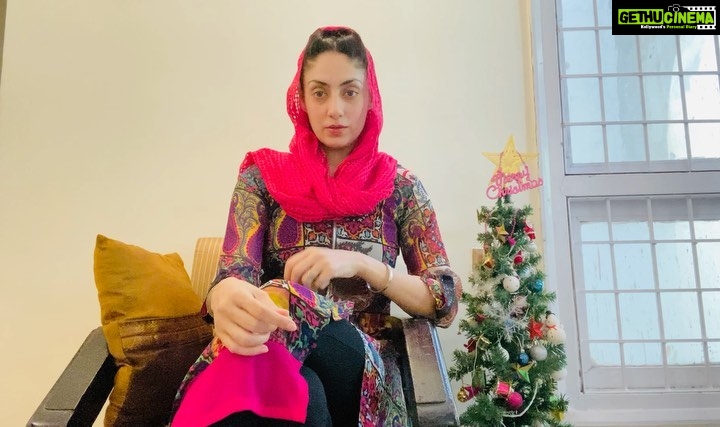 Gurleen Chopra Instagram - Parmatma tuanu app uthanda Amrit Velle 🙏🏻, jo uth jande hai oh Jitt jande hai, jo so jande hai oh Haar jande hai, Tusi kehre ho ? 🤷🏼♀️ . . . https://youtu.be/dcjzNpNwuog Home Sweet Home ❤