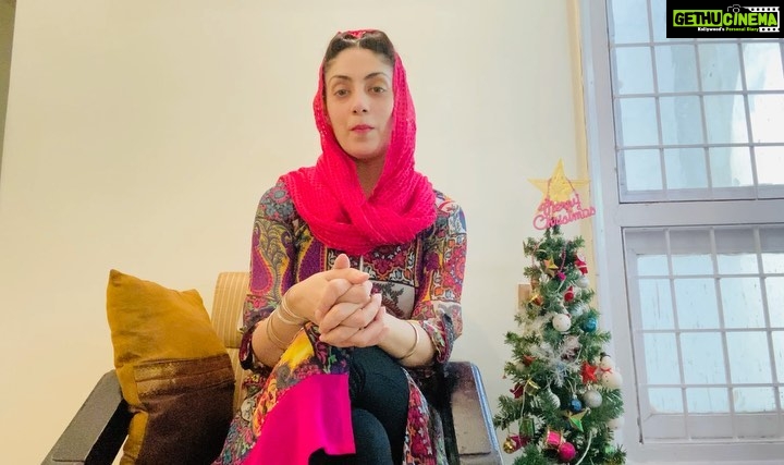 Gurleen Chopra Instagram - How to get up early mng ? Amrit velle Kive uthna path lai ? Plz like & subscribe my YouTube channel for more videos 🙏🏻... Home Sweet Home ❤