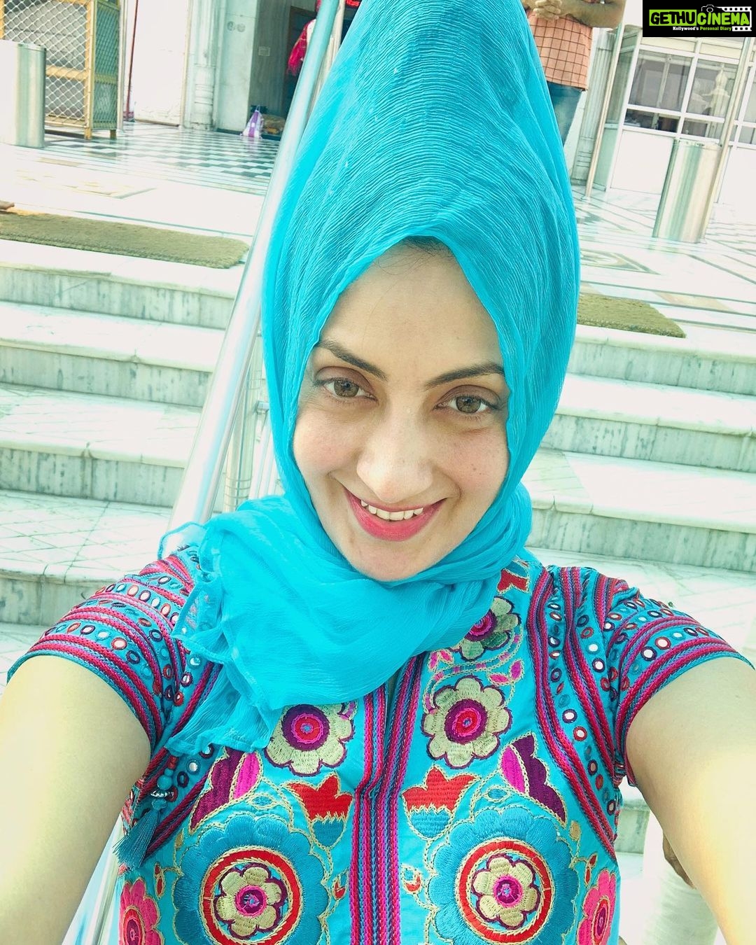Gurleen Chopra Instagram - Agar upper ππ»vale naal tuada rishta majboot hai, ta niche vale tuada kuch nahi vigaarh sakde ( trust God always ) Mehar Kari saari duniya te sache paatsha ππ»... ( 1 saal purani pic ) Gurdwara shri Panjokhra sahib