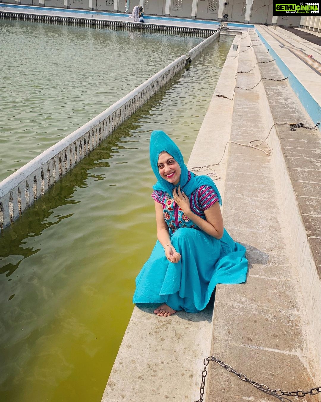 Gurleen Chopra Instagram - Agar upper ππ»vale naal tuada rishta majboot hai, ta niche vale tuada kuch nahi vigaarh sakde ( trust God always ) Mehar Kari saari duniya te sache paatsha ππ»... ( 1 saal purani pic ) Gurdwara shri Panjokhra sahib