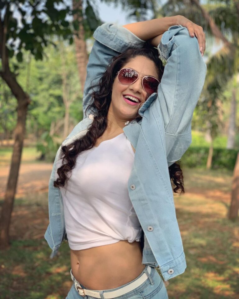 Gurleen Chopra Instagram - Freedom is being you without anyone’s permission 🌟💁🏼‍♀️ 📸 @darshan_bhanushali_photography Jacket @shein_in @sheinofficial Glasses @ideeeyewear 💄@priyakhatry Glasses @hm Collaboration and shoot managed by @whiteantelope__ @mediatribein Apply code 1500Gurlen, and get extra 10% off when the order over 1500 INR valid to Mar 31st, 2020. 🎁Search ID 514131 http://shein.top/zeabl1q Inorbit Back Road.....