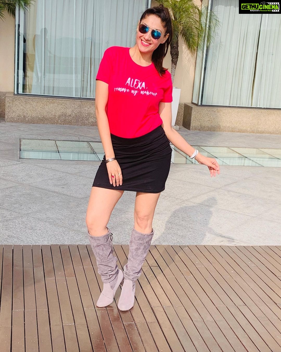 Gurleen Chopra Instagram - The sun sets in the west for 2019 & rises for a bright new tomorrow, unfolding a new year with brightness & hope ..... last pic of 2019 ...., love u all guys ππ» Tee- @roundneck.in Mumbai, Maharashtra