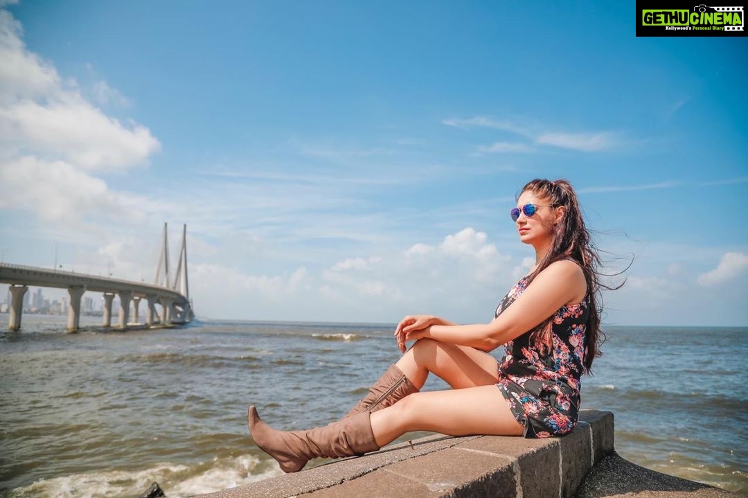 Gurleen Chopra Instagram - Zameen pe naa sahi to aasman mein a mil, tere bina Guzara aye dil hai mushkil🤘🏻❤️🤘🏻❤️🤘🏻❤️ ... Worli Seaface